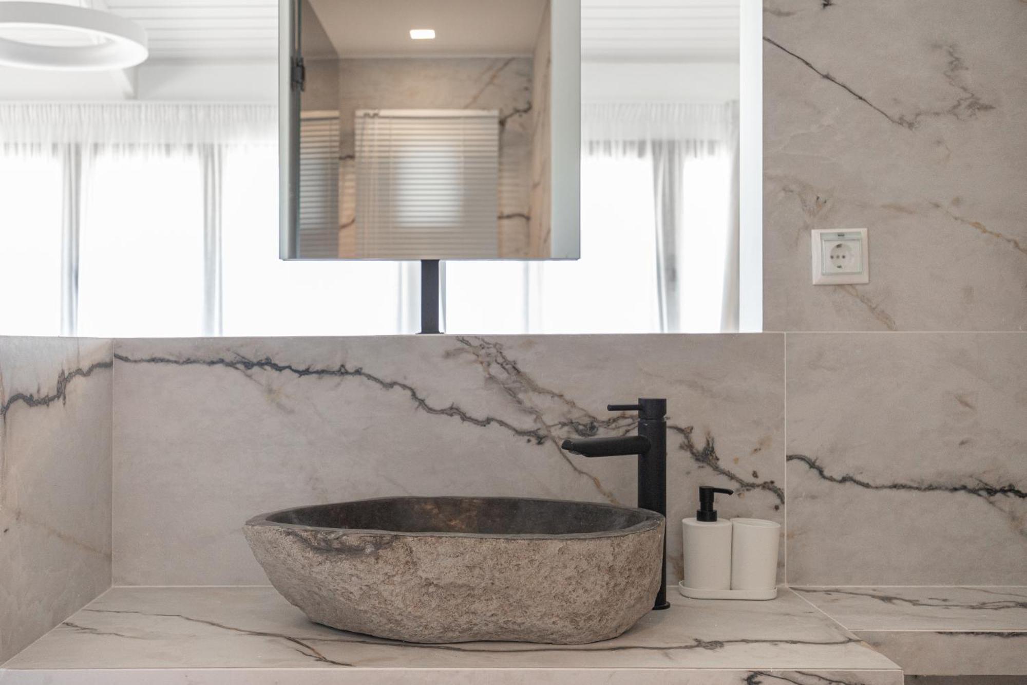 Marble Luxury Suites Karteros Bilik gambar